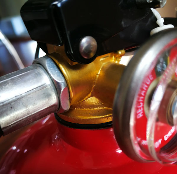 Nh&agrave; m&aacute;y b&aacute;n trực tiếp b&igrave;nh chữa ch&aacute;y bột kh&ocirc; 4kg được chứng nhận BSI EN3 2